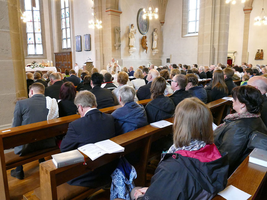 1. Heilige Kommunion in St. Crescentius (Foto: Karl-Franz Thiede)